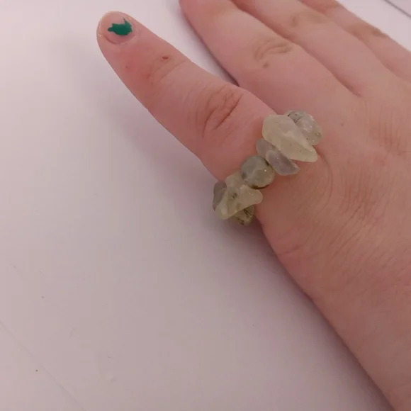 💕5/25 Green stone chip ring size 6 - Picture 2 of 3